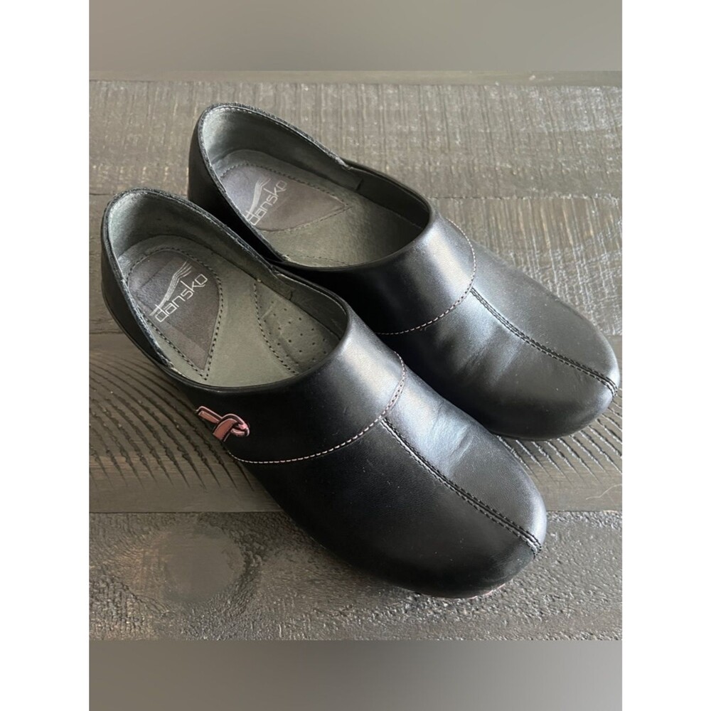 Dansko Womens 38 Black Leather Pink Ribbon Clogs Breast Cancer Nurse Comfort